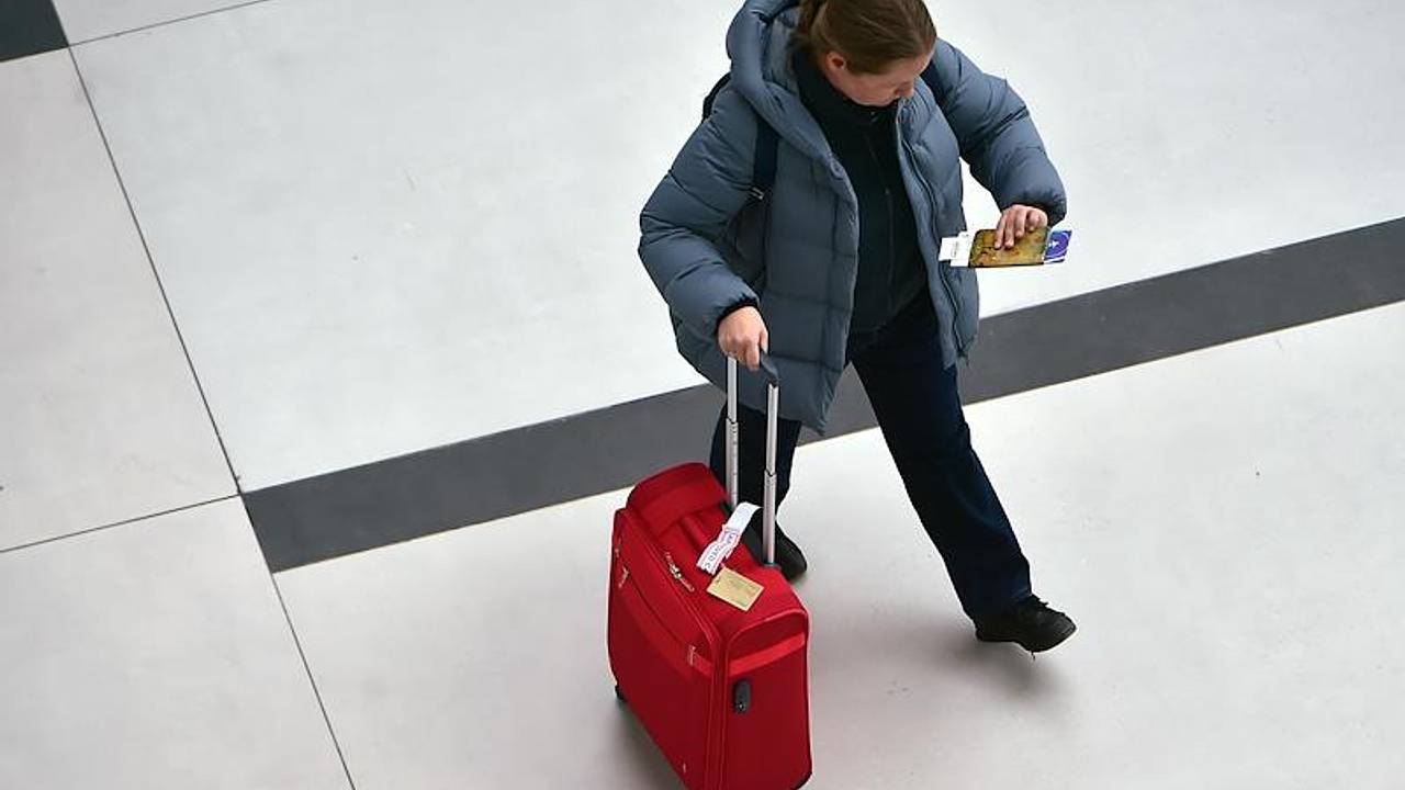 Российская стюардесса раскрыла судьбу забытых в аэропорту чемоданов