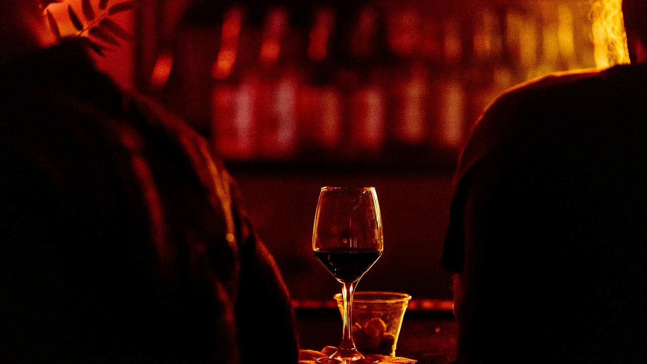 Женщина зашла в туалет бара и обнаружила пугающее послание