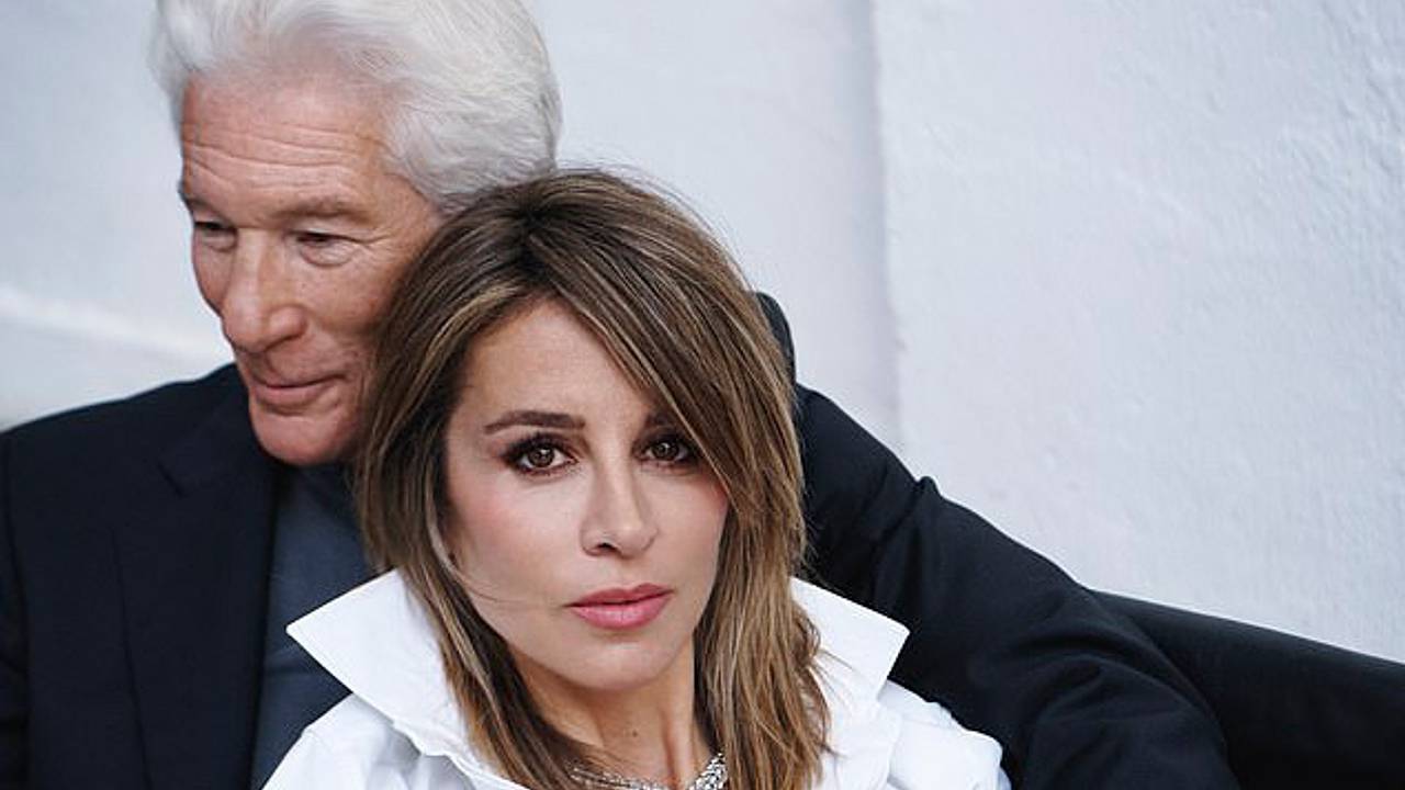 75-летний Ричард Гир снялся с 41-летней женой для журнала и вызвал споры в сети