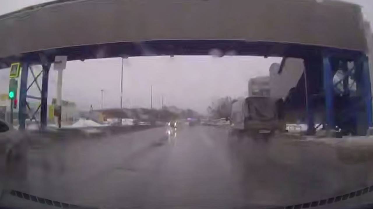 Сосулька пробила лобовое стекло едущего автомобиля в российском городе