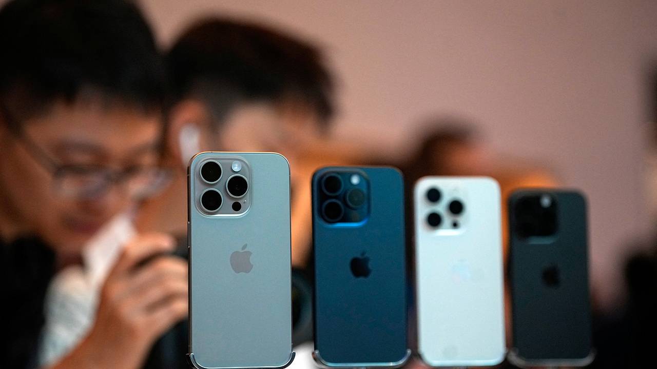 iPhone 15 снова подешевел в России