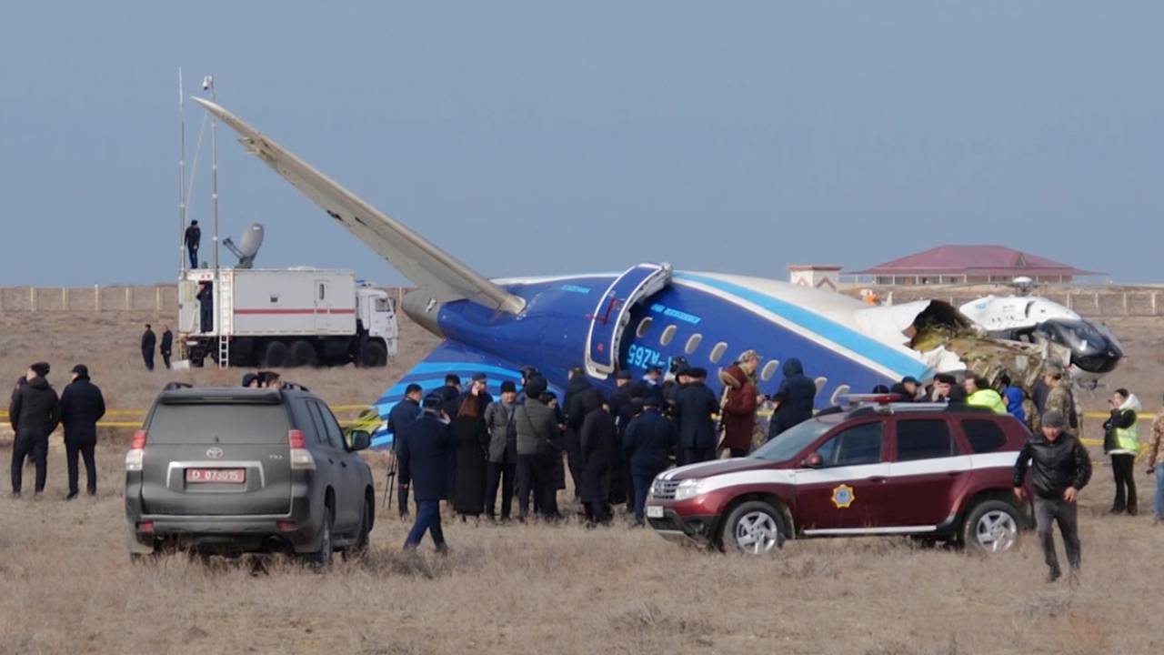 Власти Казахстана сравнили слитые переговоры экипажа самолета AZAL с реальным содержимым черных ящиков. Там есть «большое отличие»