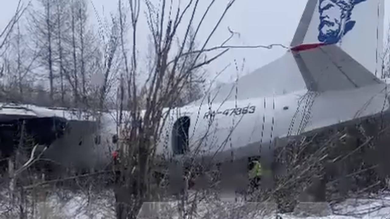 Самолет с россиянами на борту оказался в кустах из-за отказа двигателя