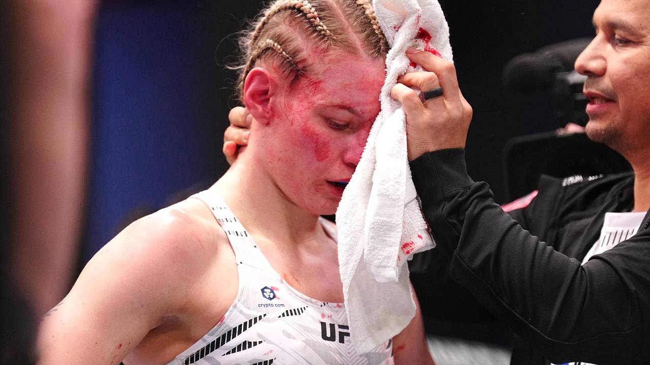 Российская девушка-боец ММА ударила тренера после поражения на турнире. Ее уволили из UFC