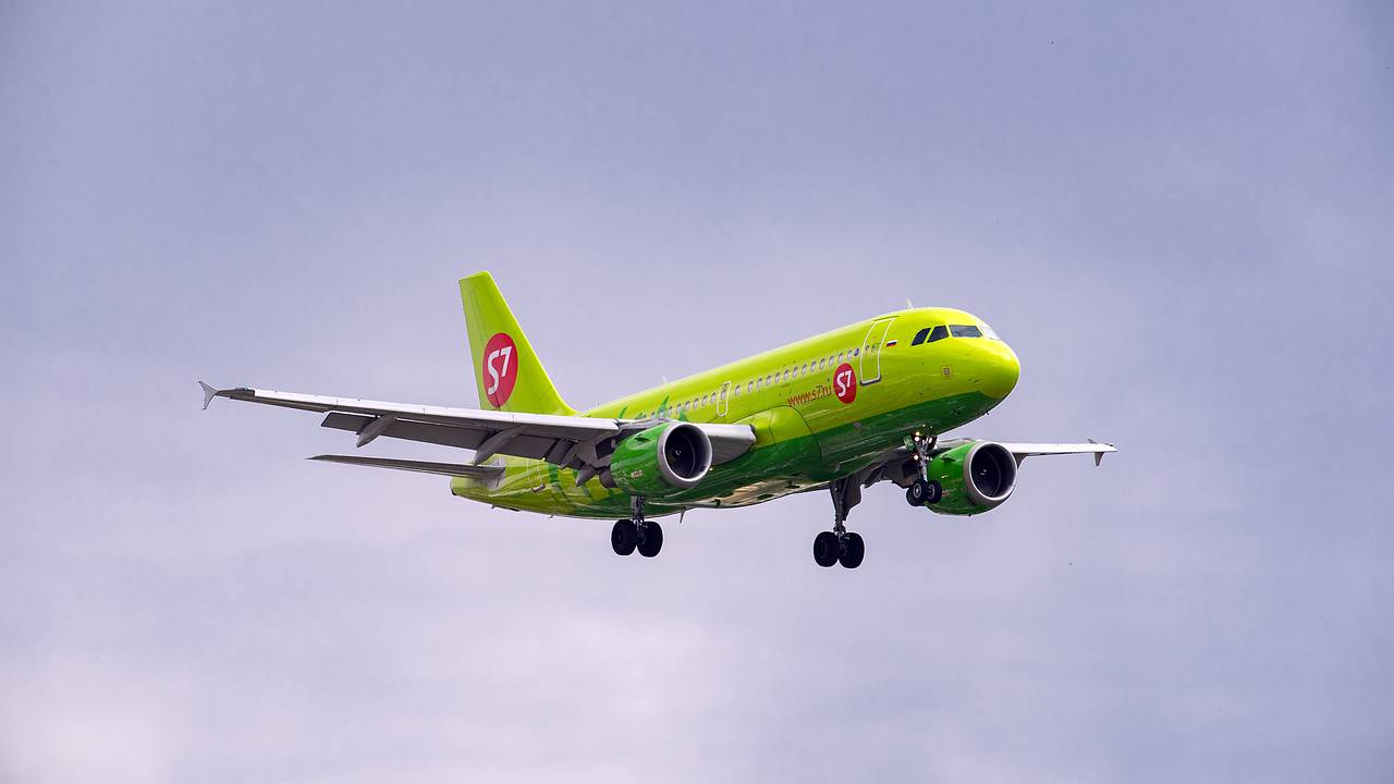 Российский Airbus экстренно сменил курс и сел в другом месте