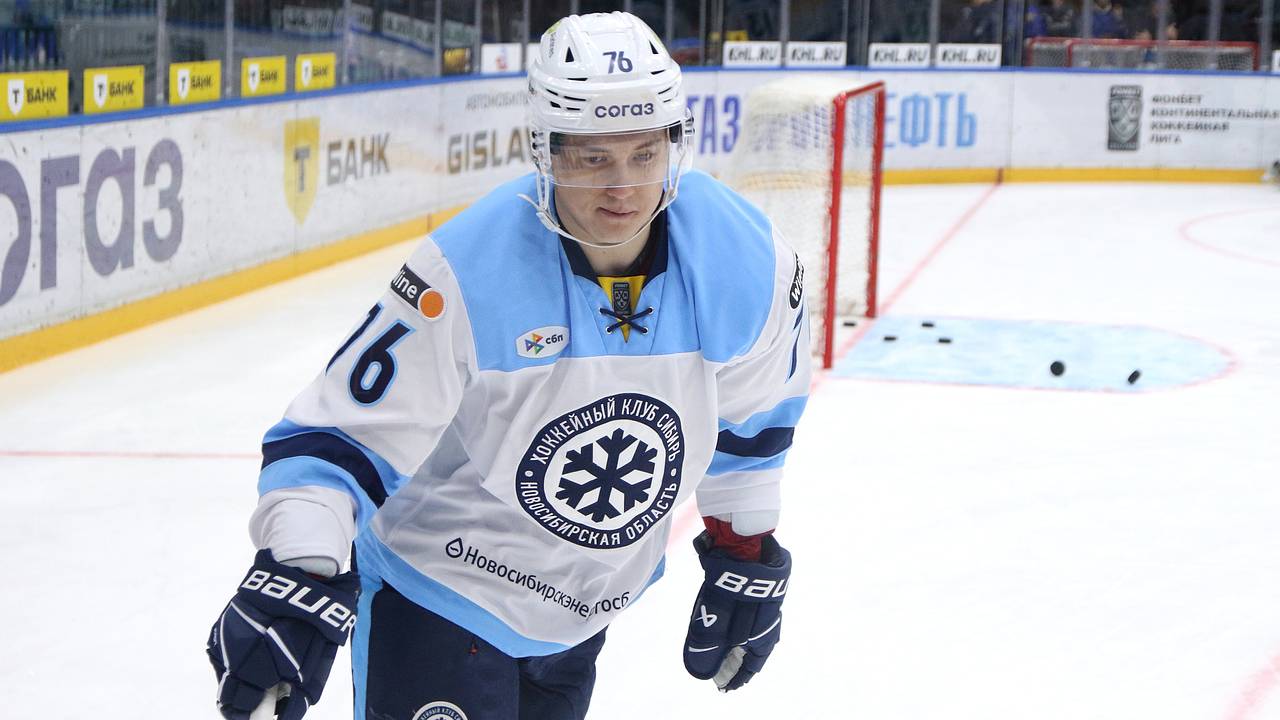 КХЛ наказала игрока за оскорбительный жест в адрес фанатов