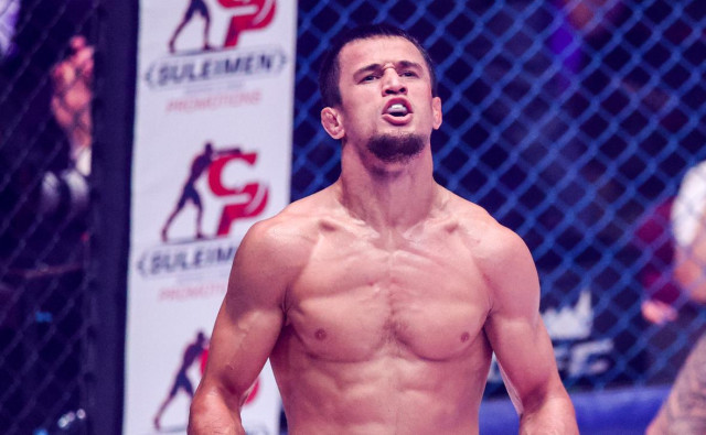 Непобежденный брат Нурмагомедова защитил титул чемпиона Bellator