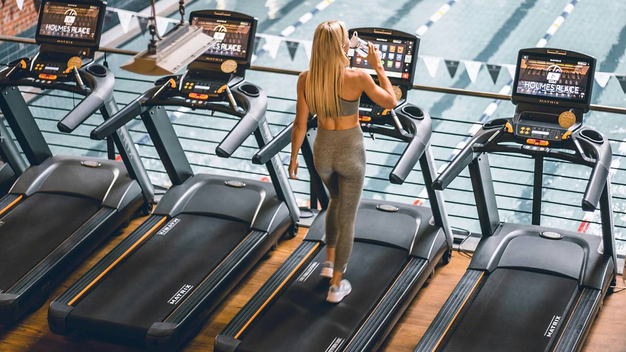 Фитнес-тренер раскрыл секрет избавления от жира на животе с помощью беговой дорожки