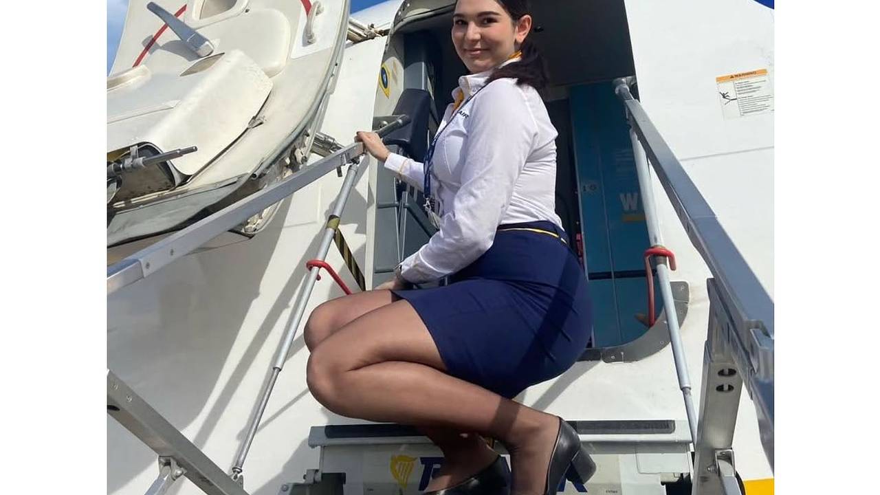 Стюардесса в мини сделала фото у самолета и взбудоражила иностранцев