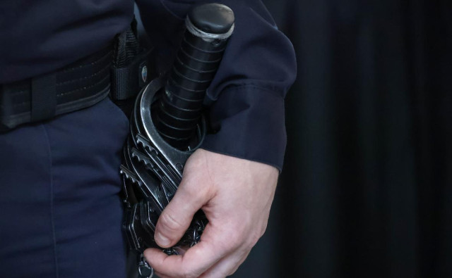Полиция поймала двух участников массовой драки у молла в Петербурге