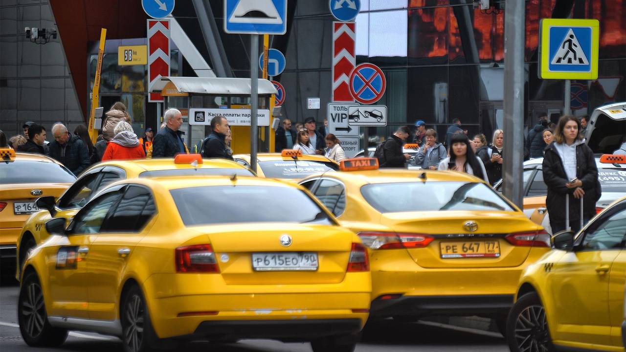 Таксист в Шереметьево украл у пассажира чемодан с брендовыми вещами за сотни тысяч рублей