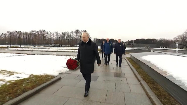 Путин возложил цветы на Невском пятачке в годовщину снятия блокады. Видео
