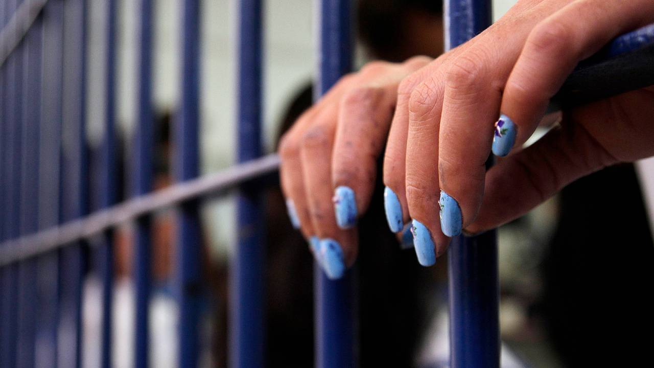 Помощница учителя изнасиловала 16-летнего ученика