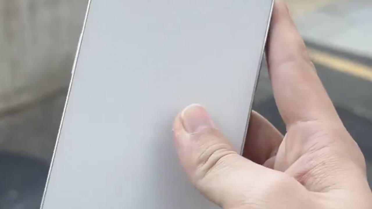 Дизайн iPhone SE 4 показали со всех сторон