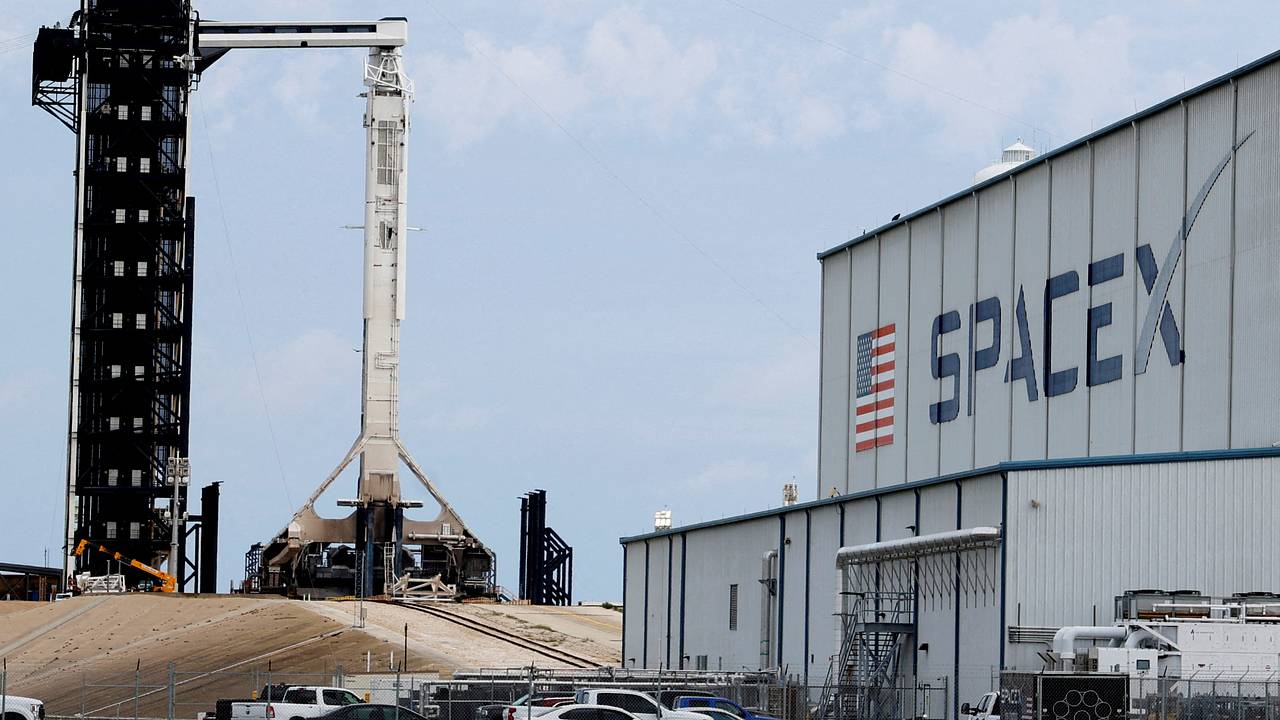 Компании Blue Origin и SpaceX сравнили