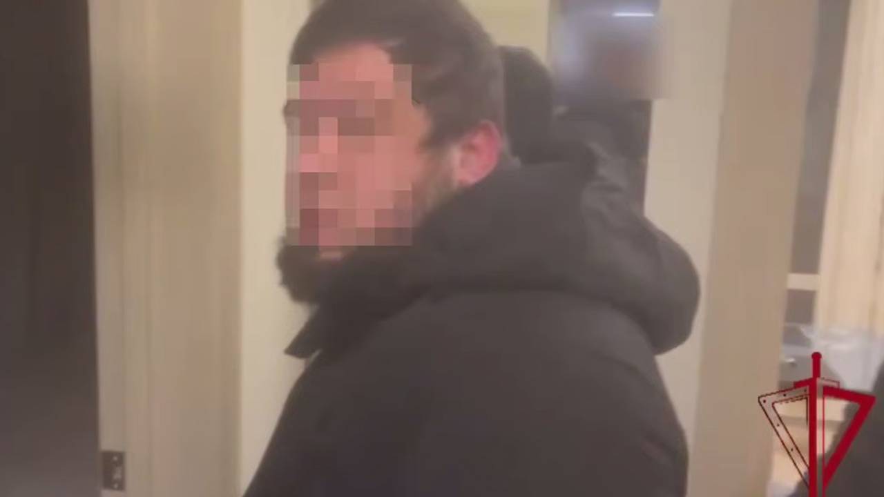 Задержание подозреваемого в пропаганде терроризма россиянина попало на видео
