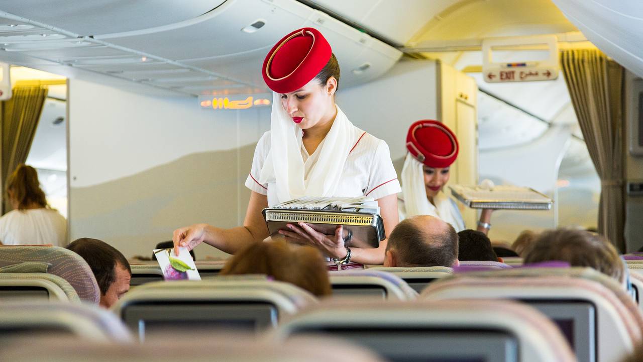 Работающая в Emirates россиянка рассказала о больших скидках и бонусах для стюардесс