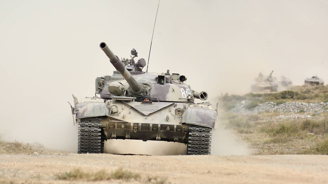 В зоне СВО заметили Т-72 с защитой из «стальных кустов»