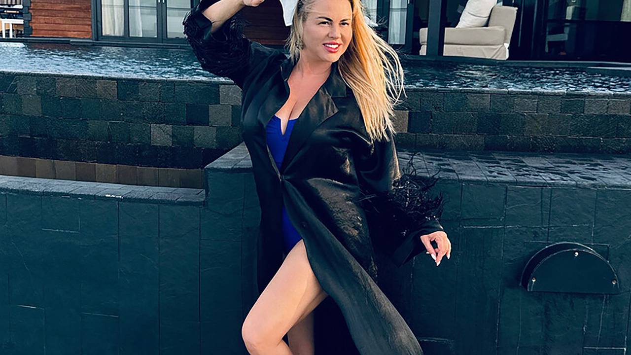44-летняя Анна Семенович показала фото в купальнике