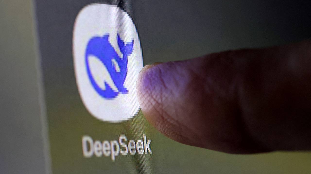 Китайская нейросеть DeepSeek заработала на чипах Huawei