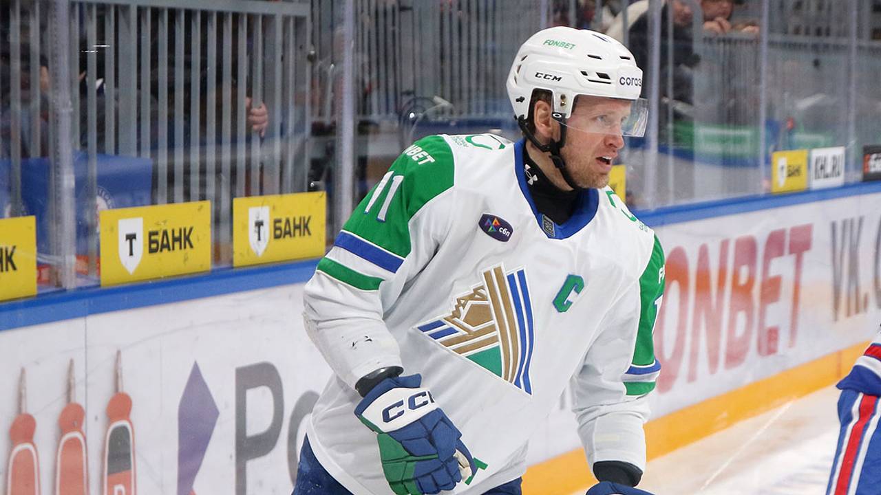 Игрок клуба КХЛ попал в реанимацию после столкновения в матче