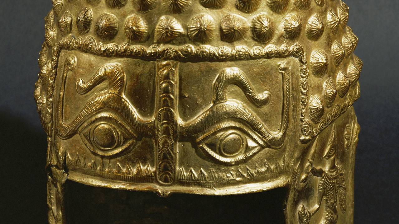 Похищен легендарный золотой шлем, которому 2500 лет. Воры взорвали двери музея. Что известно о самой громкой краже последних лет?