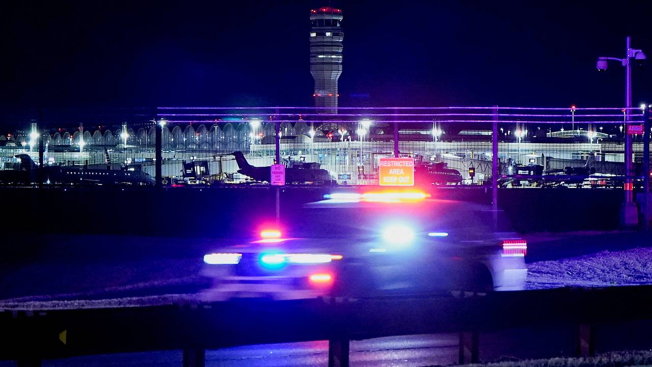 В США пассажирский самолет столкнулся с военным вертолетом и упал в реку. Число погибших пока неизвестно