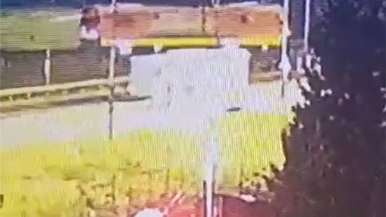 Столкновение поезда с автобусом под Москвой попало на видео