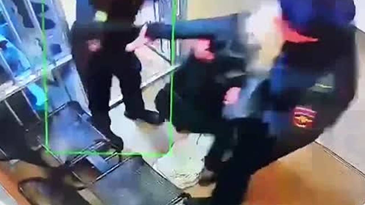 Пьяная россиянка покусала полицейских в аэропорту и попала на видео