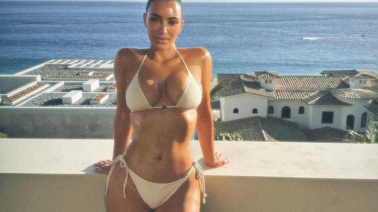 44-летняя Ким Кардашьян разместила фото в крошечном бикини