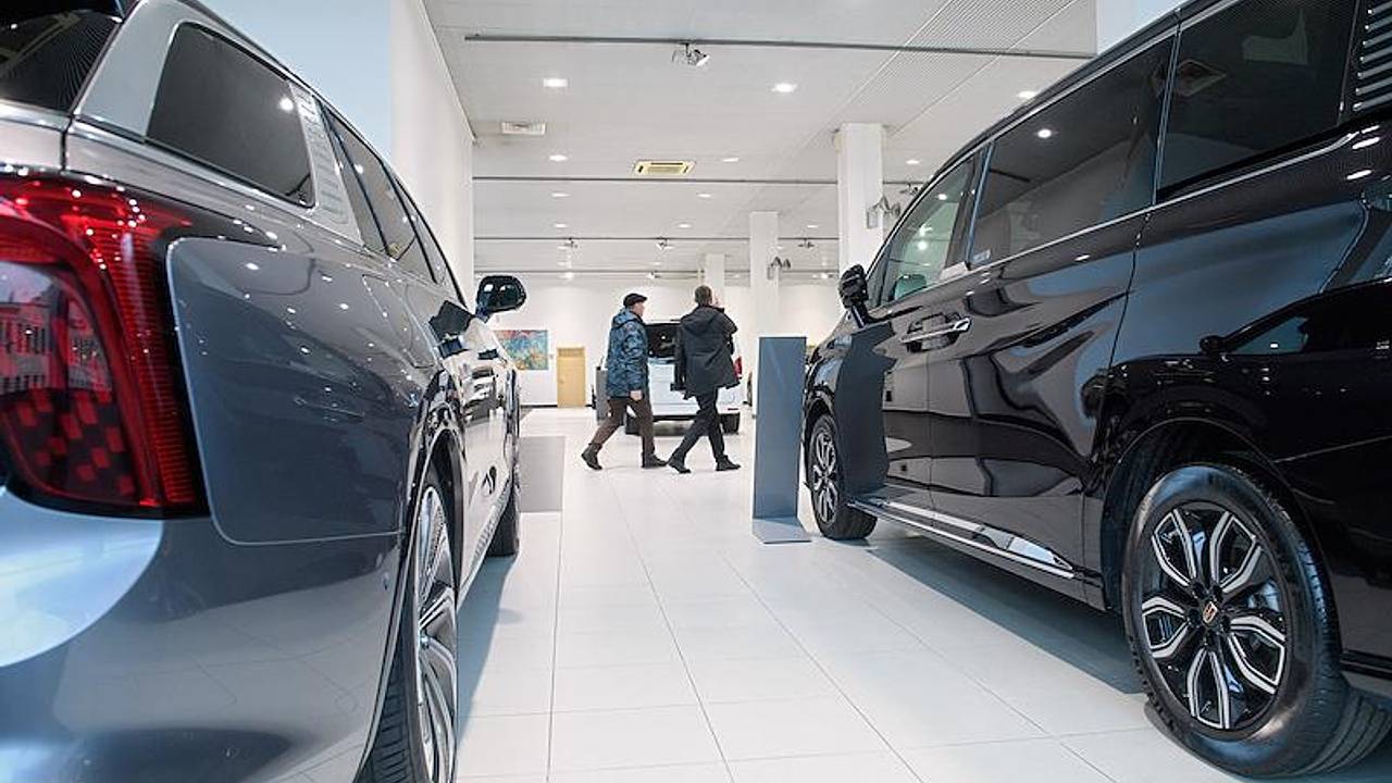 На складах в России скопилось рекордно много машин