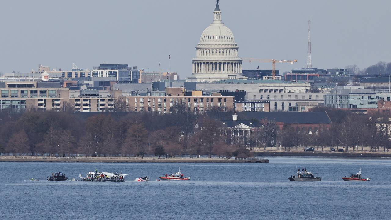 В США заявили об отклонении вертолета от маршрута перед столкновением