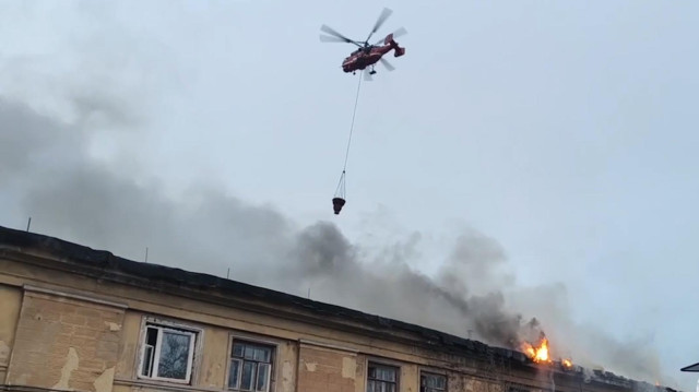 Вертолет привлекли к тушению пожара в хостеле на окраине Москвы