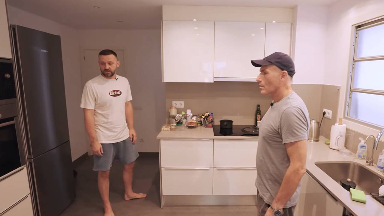 Руслан Белый показал квартиру в Испании