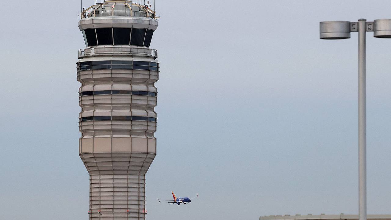 Диспетчеру пришлось выполнять двойную работу в день крушения в Вашингтоне из-за коллеги