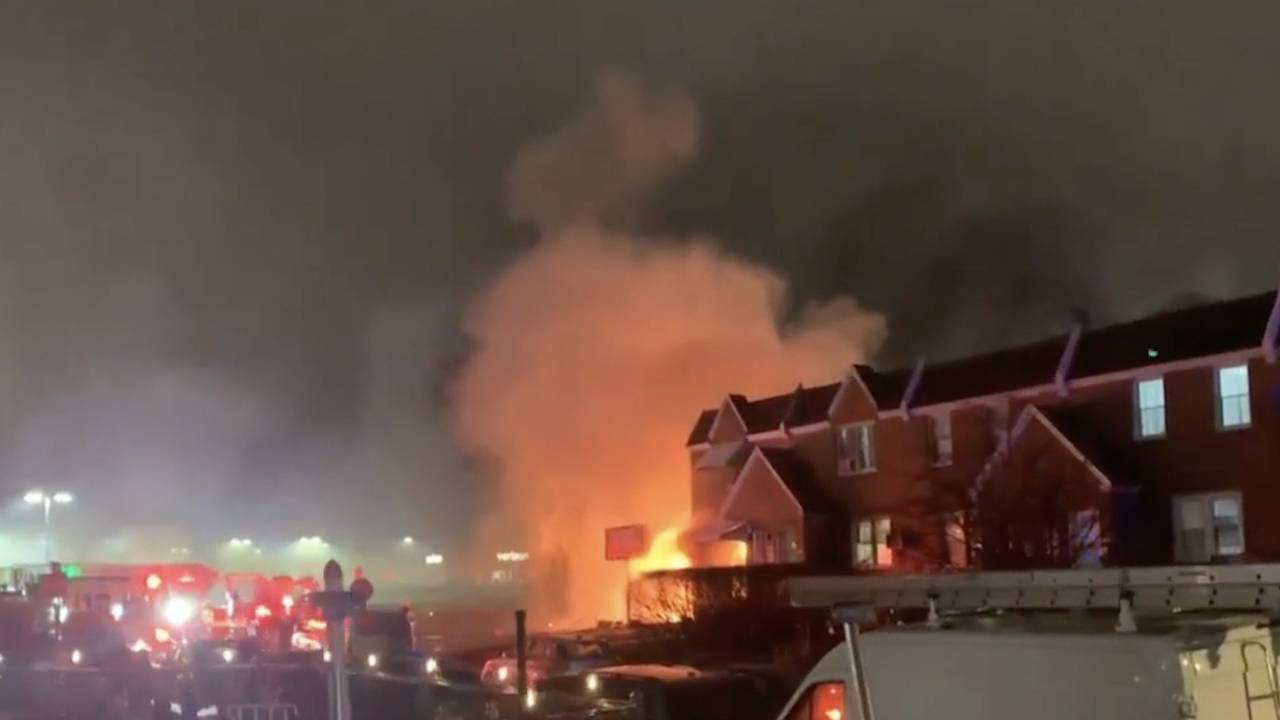 В США самолет протаранил жилые дома и загорелся