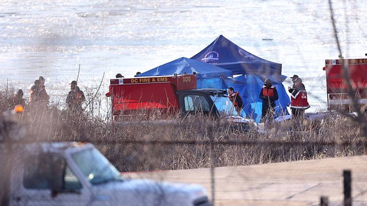 Специалисты извлекли черные ящики из столкнувшихся над Вашингтоном самолета и вертолета