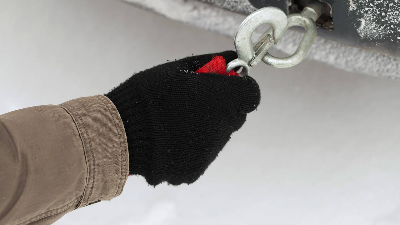 Автомобиль концерна Chery разорвало на части при буксировке из сугроба