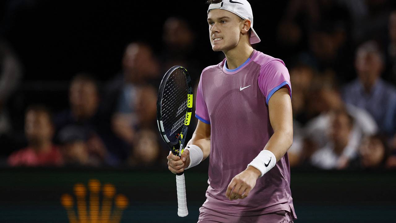 Казахстанский теннисист попросил болл-боя сделать подачу вместо него на турнире ATP