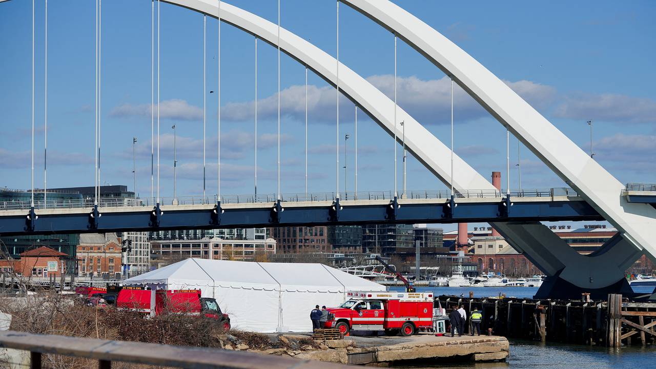 В США извлекли тела членов экипажа разбившего у Вашингтона вертолета