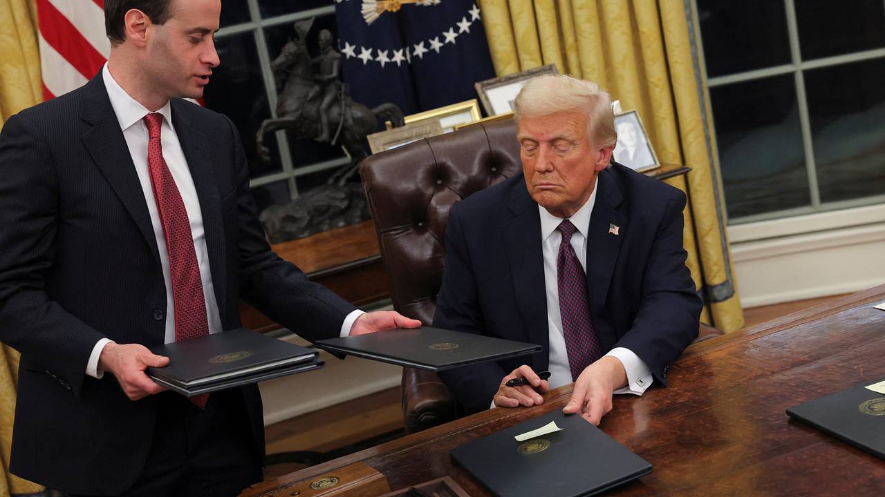 Трамп ввел пошлины на товары из трех стран