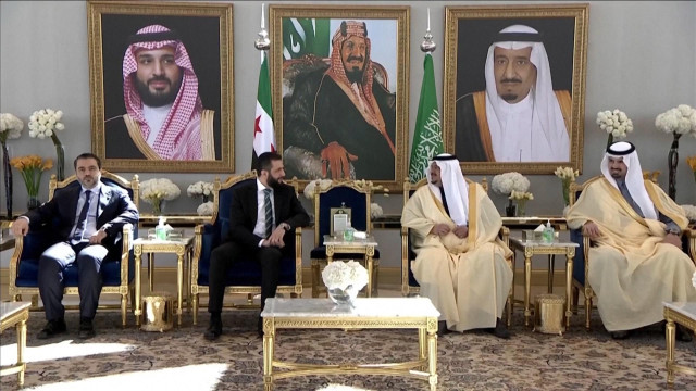 Временный президент Сирии совершил первый зарубежный визит. Видео