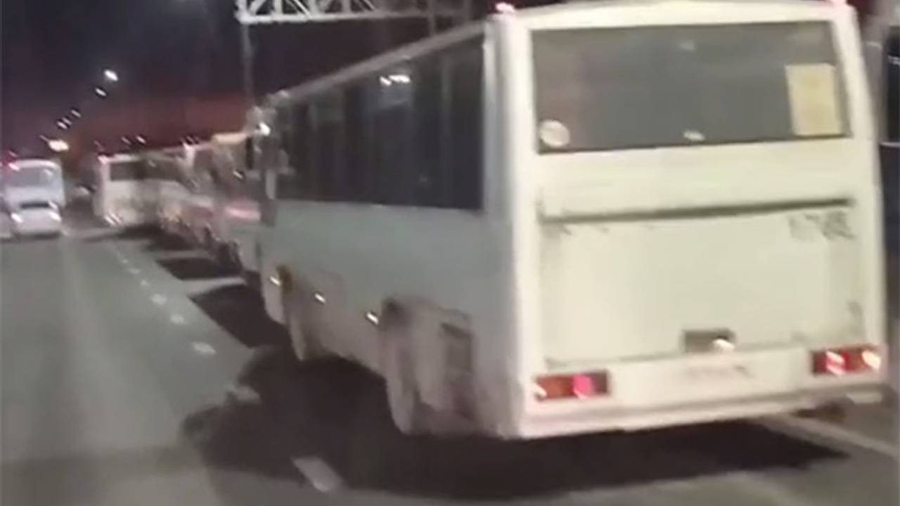 Десятки автобусов с зашторенными окнами сняли у российского завода после сигнала тревоги