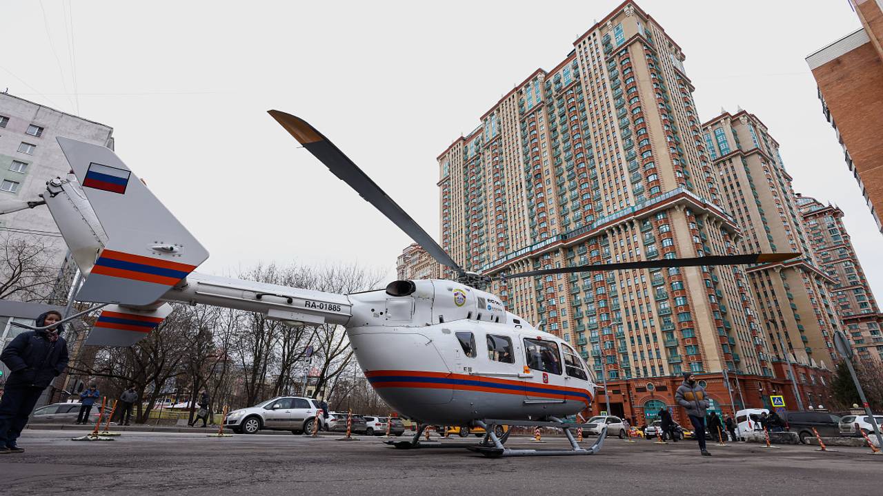Пострадавшие из-за взрыва пытались выбить стекло из дверей для выхода из ЖК «Алые Паруса»