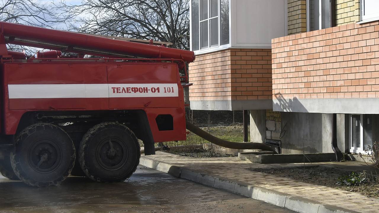 В российском городе девятиэтажка оказалась под угрозой обрушения из-за потопа