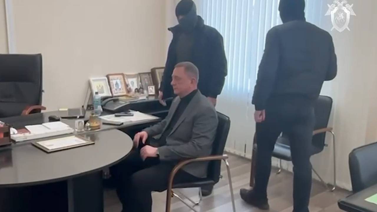 Задержание главы Северодонецка в ЛНР за бандитизм попало на видео