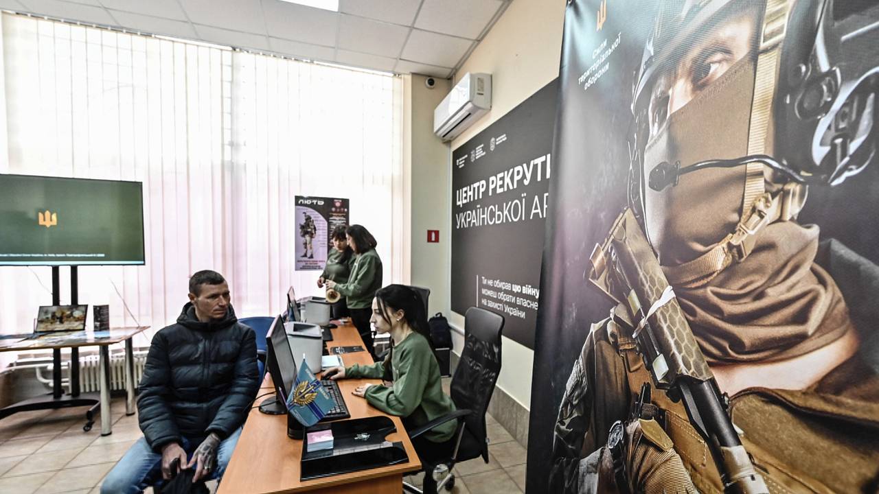 Украинцев начали в СМС просить поджигать военкоматы