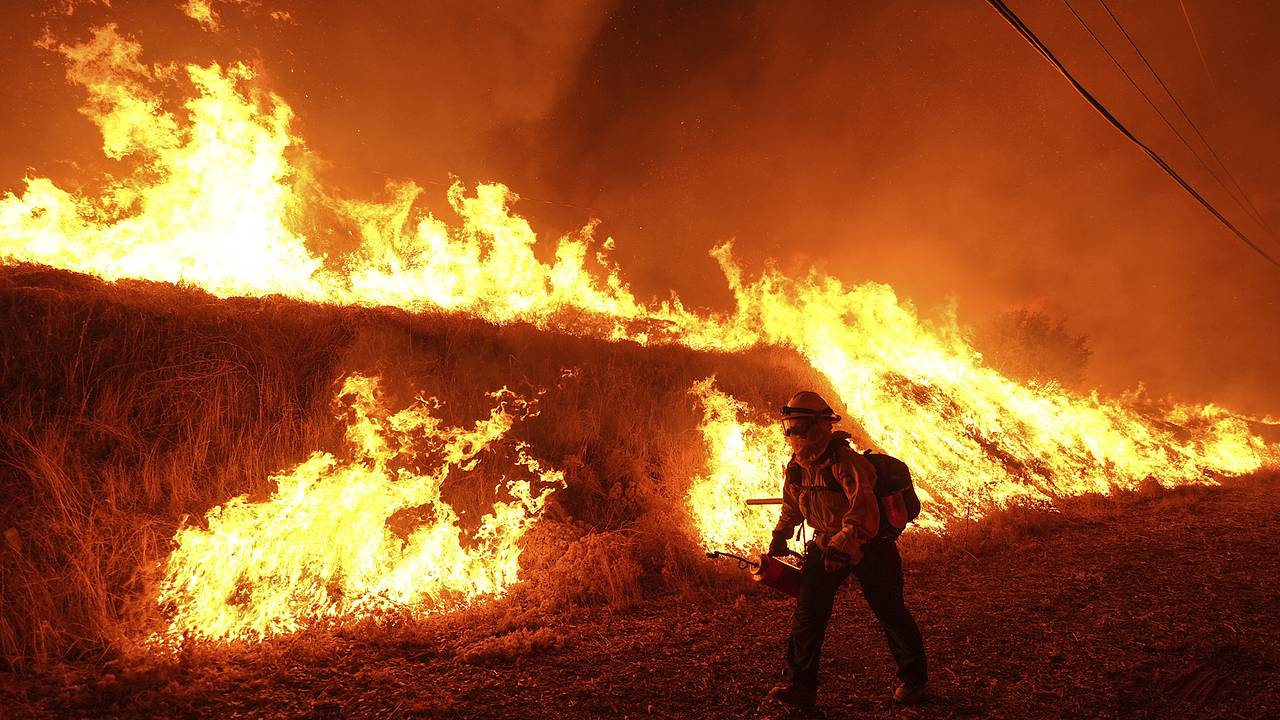 Раскрыта причина разрушительных пожаров в США