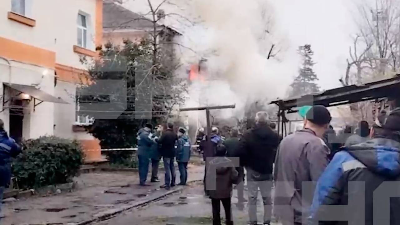 Полыхающий после взрыва многоквартирный жилой дом на российском курорте сняли на видео