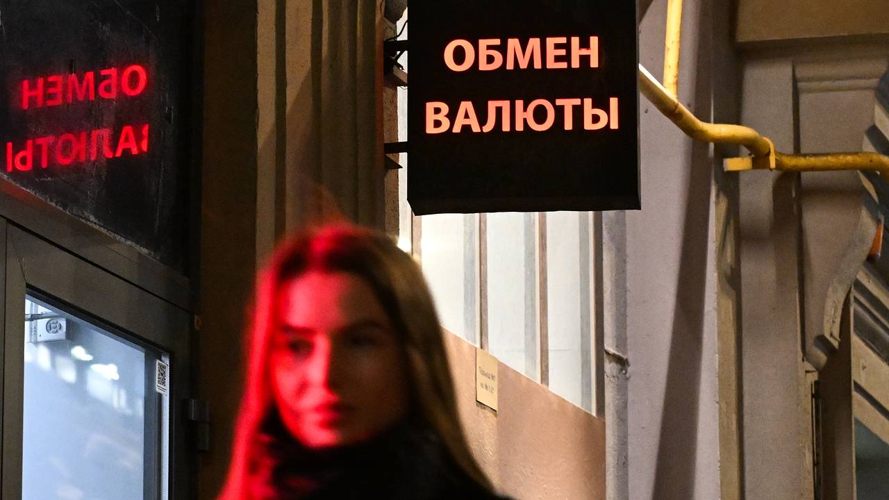 Официальный курс доллара в России подняли на два рубля